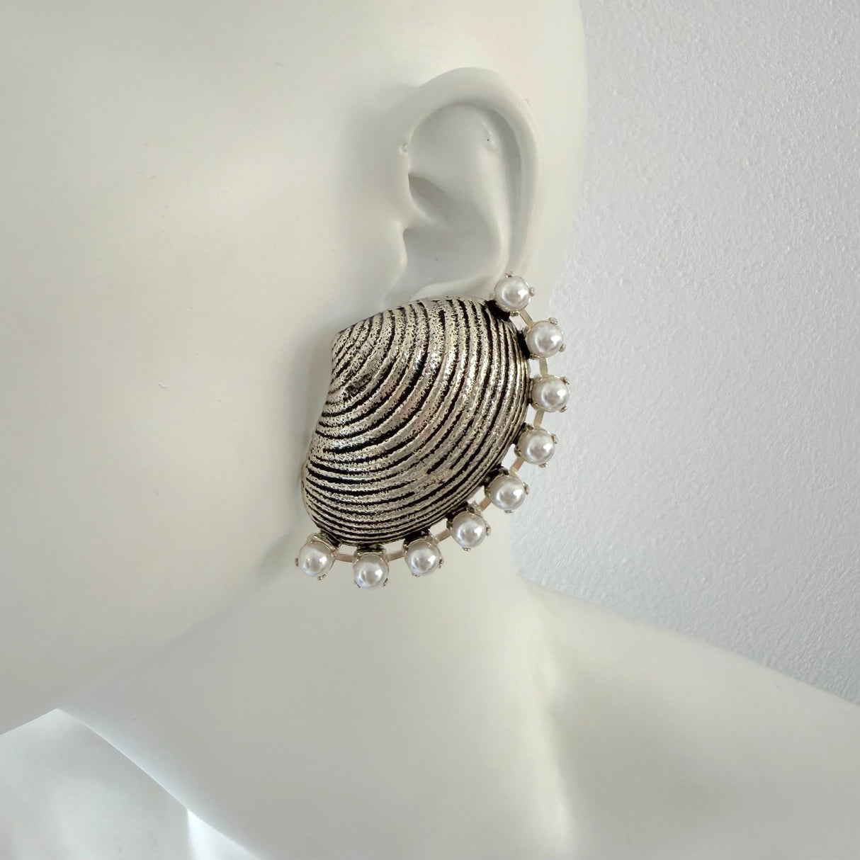 Cercei metalici cu perle scoica Vonela