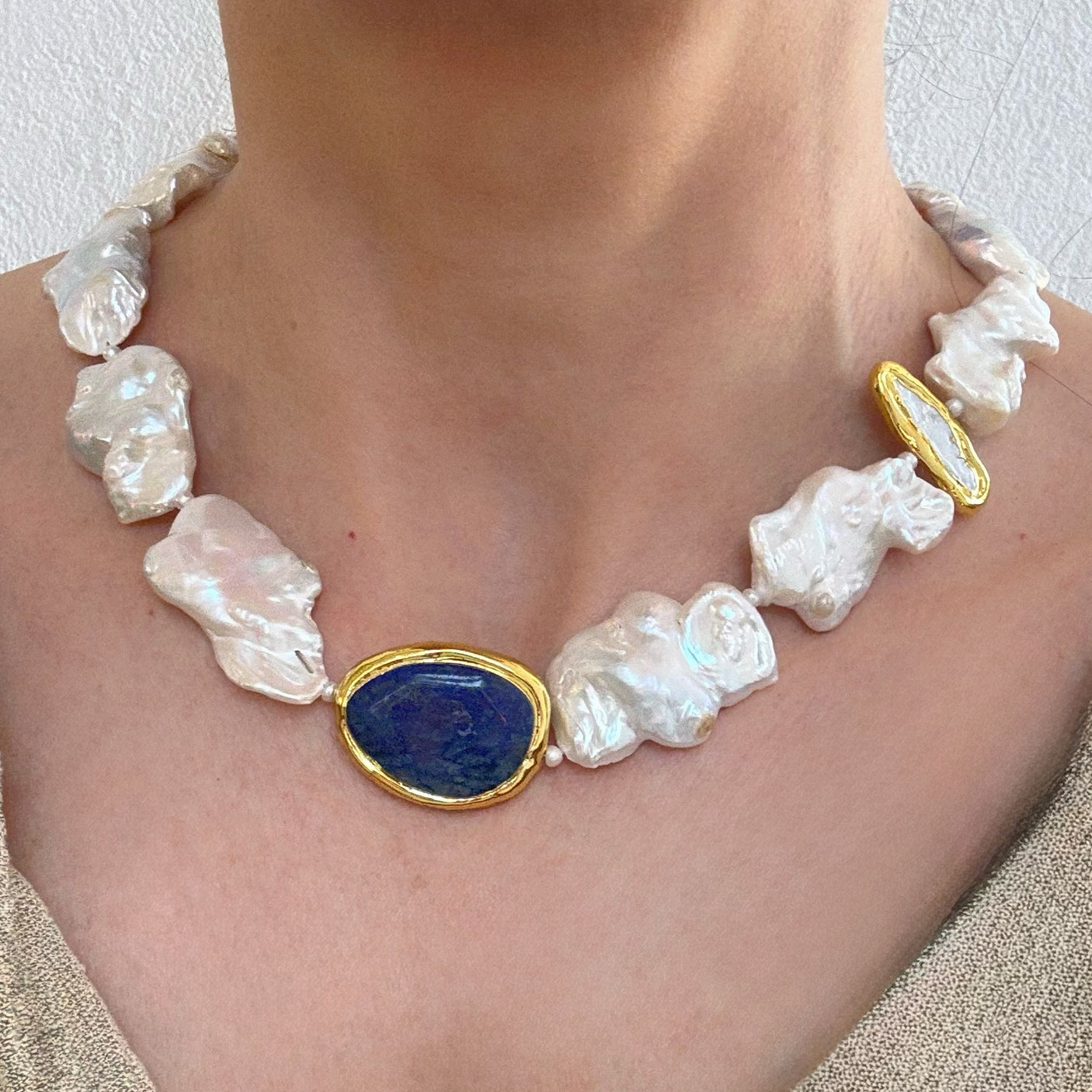 Colier perle naturale keshi si pandantiv lapis lazuli natural Azuria- Editie Limitata